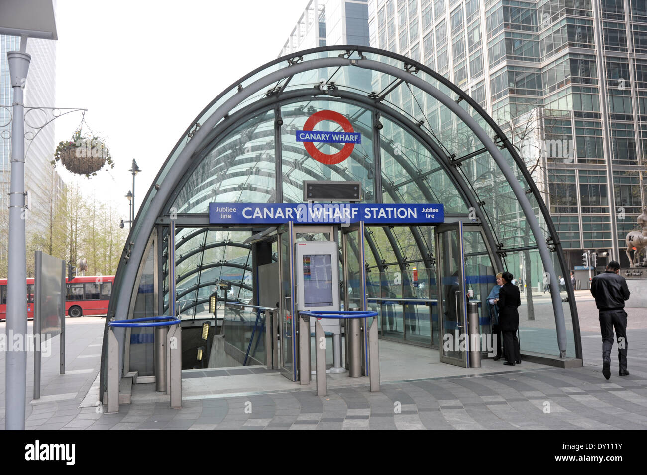 Londra, Regno Unito. Il 2 aprile 2014. Un sondaggio condotto dalla società occupazione Randstad visualizza pendolari sulla Piccadilly line hanno e il salario medio di £56 250 con la linea del Nord non lontano dietro con £47 250. Canary Wharf è la stazione della metropolitana con la più alta media stipendio a £92 000 Credito: JOHNNY ARMSTEAD/Alamy Live News Foto Stock