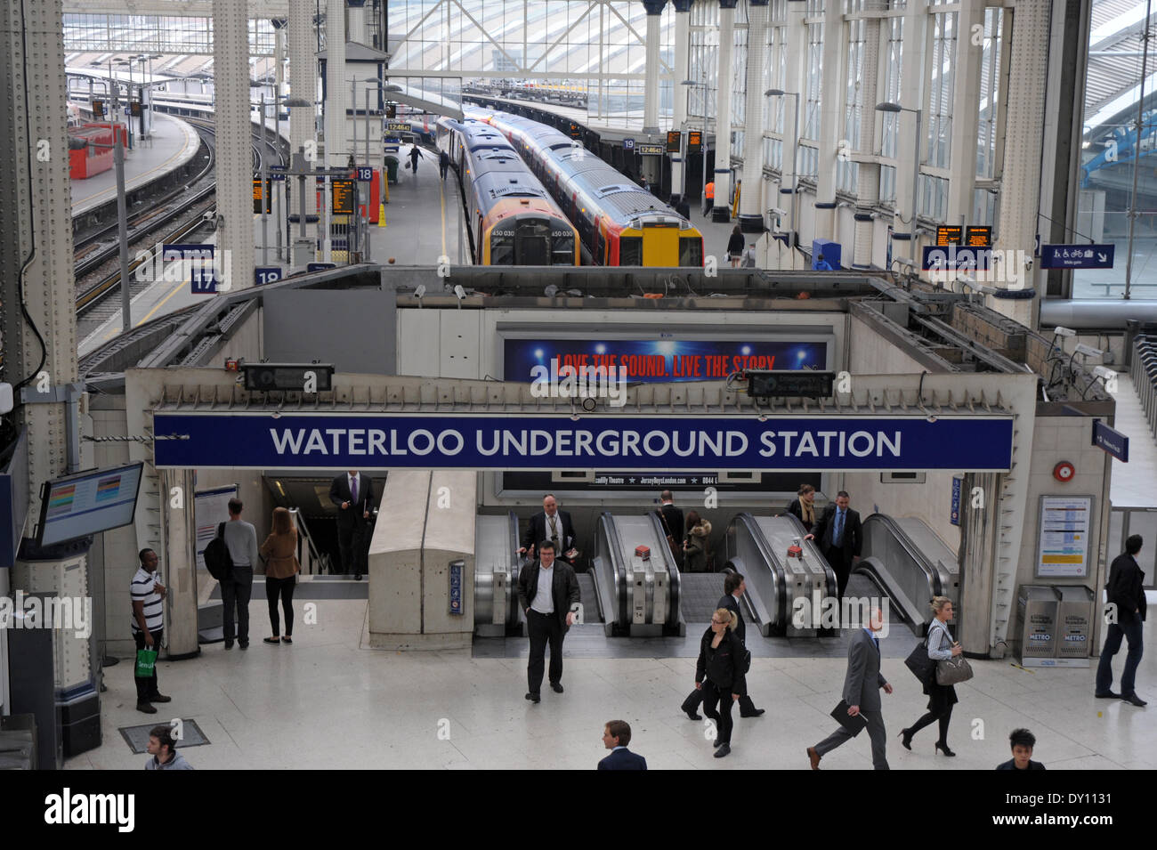 Londra, Regno Unito. Il 2 aprile 2014. Un sondaggio condotto dalla società occupazione Randstad visualizza pendolari sulla Piccadilly line hanno e il salario medio di £56 250 con la linea del Nord non lontano dietro con £47 250. Canary Wharf è la stazione della metropolitana con la più alta media stipendio a £92 000 Credito: JOHNNY ARMSTEAD/Alamy Live News Foto Stock
