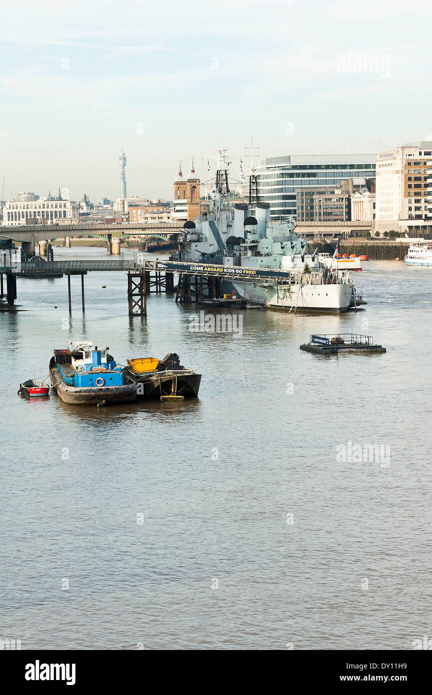 La Seconda Guerra Mondiale incrociatore leggero HMS Belfast ormeggiato nel fiume Tamigi City of Westminster London Regno Unito Regno Unito Foto Stock
