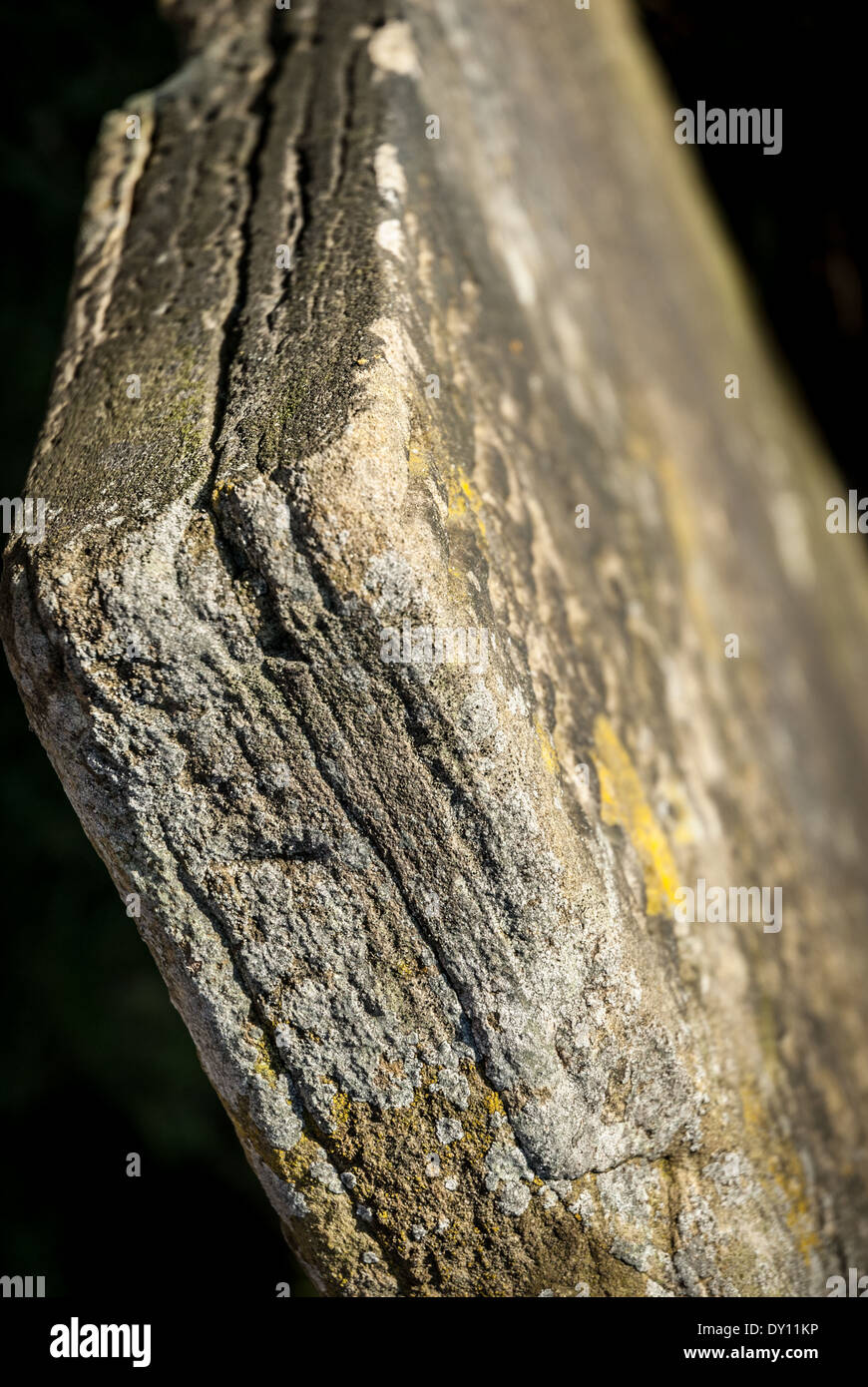 Immagine dettagliata di un angolo di una vecchia lapide che mostra erosione. Foto Stock