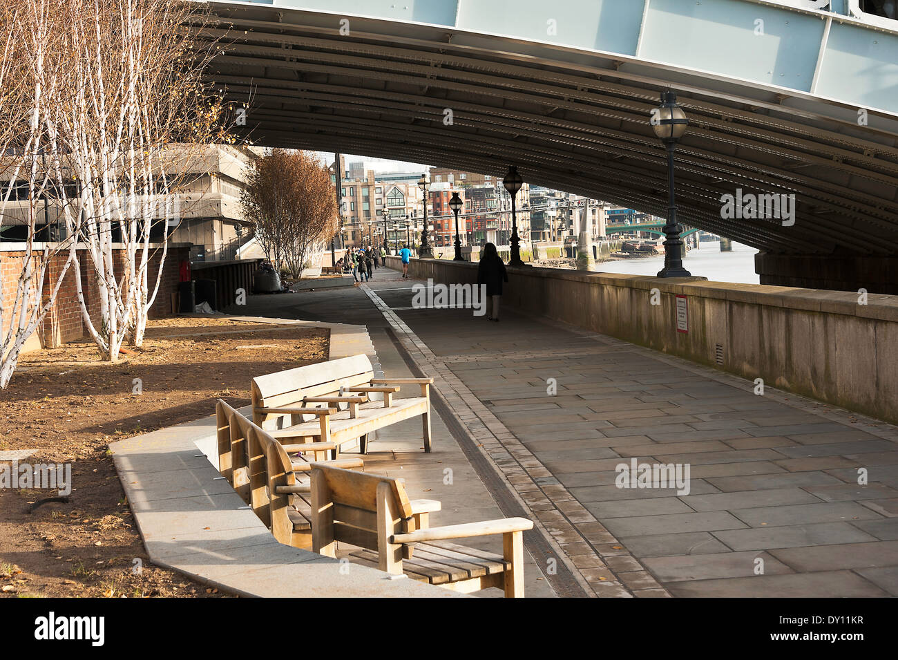 I posti vuoti per i visitatori su Thames Path da Blackfriars Railway Bridge Victoria Embankment Londra Inghilterra Regno Unito Regno Unito Foto Stock