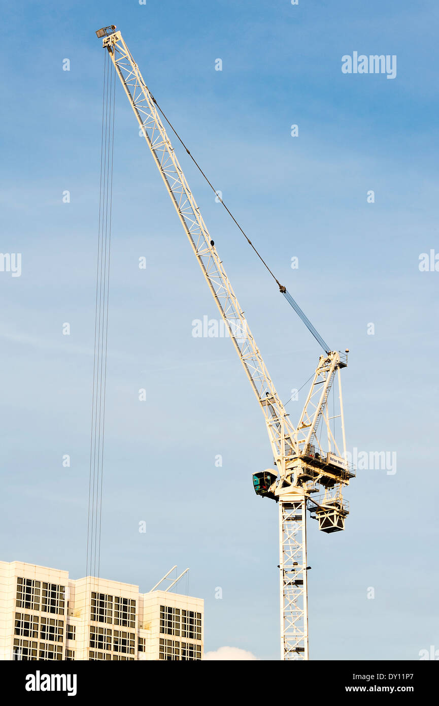 Grandi gru industriali utilizzati nel settore della costruzione nella City of Westminster Londra England Regno Unito Regno Unito Foto Stock