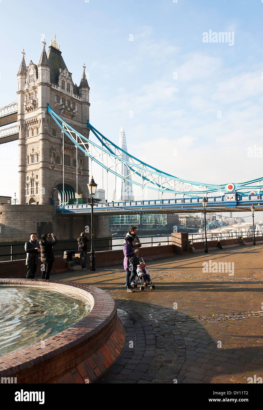 Famosa Torre ponte che attraversa il fiume Tamigi in inverno il sole in Londra England Regno Unito Regno Unito Foto Stock
