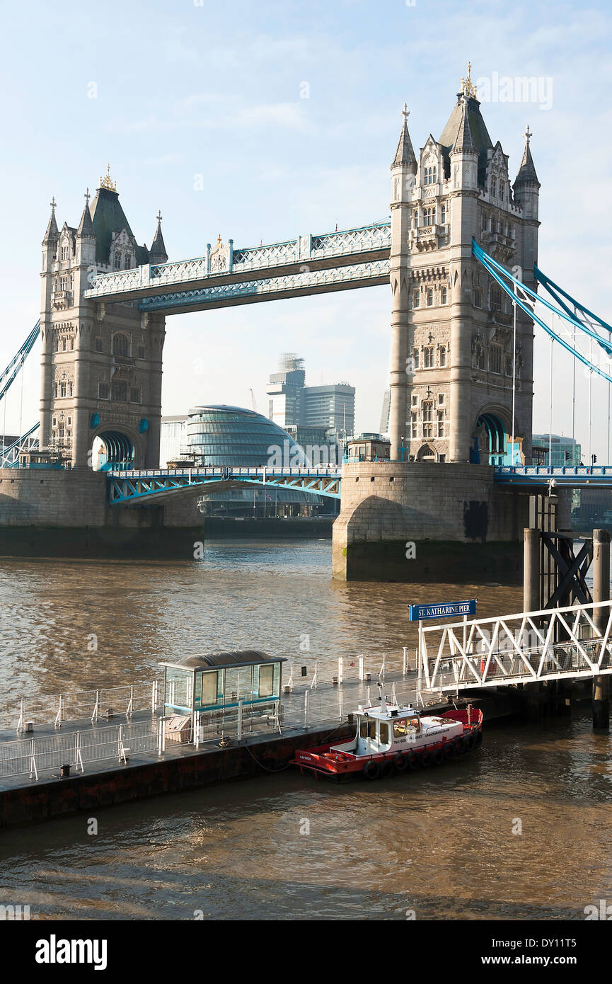 Famosa Torre ponte che attraversa il fiume Tamigi in inverno il sole in Londra England Regno Unito Regno Unito Foto Stock