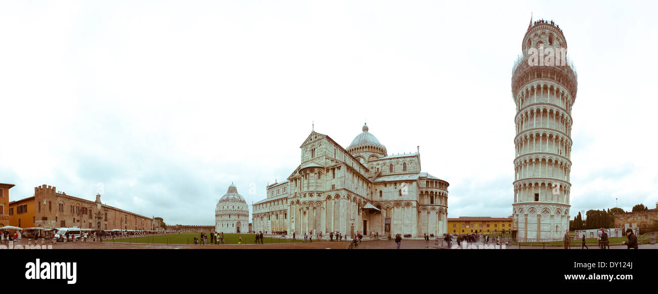 La Piazza dei Miracoli, Formalmente Conosciuti come Piazza del Duomo, è una vasta area recintata si trova a Pisa, Toscana, Italia, Foto Stock