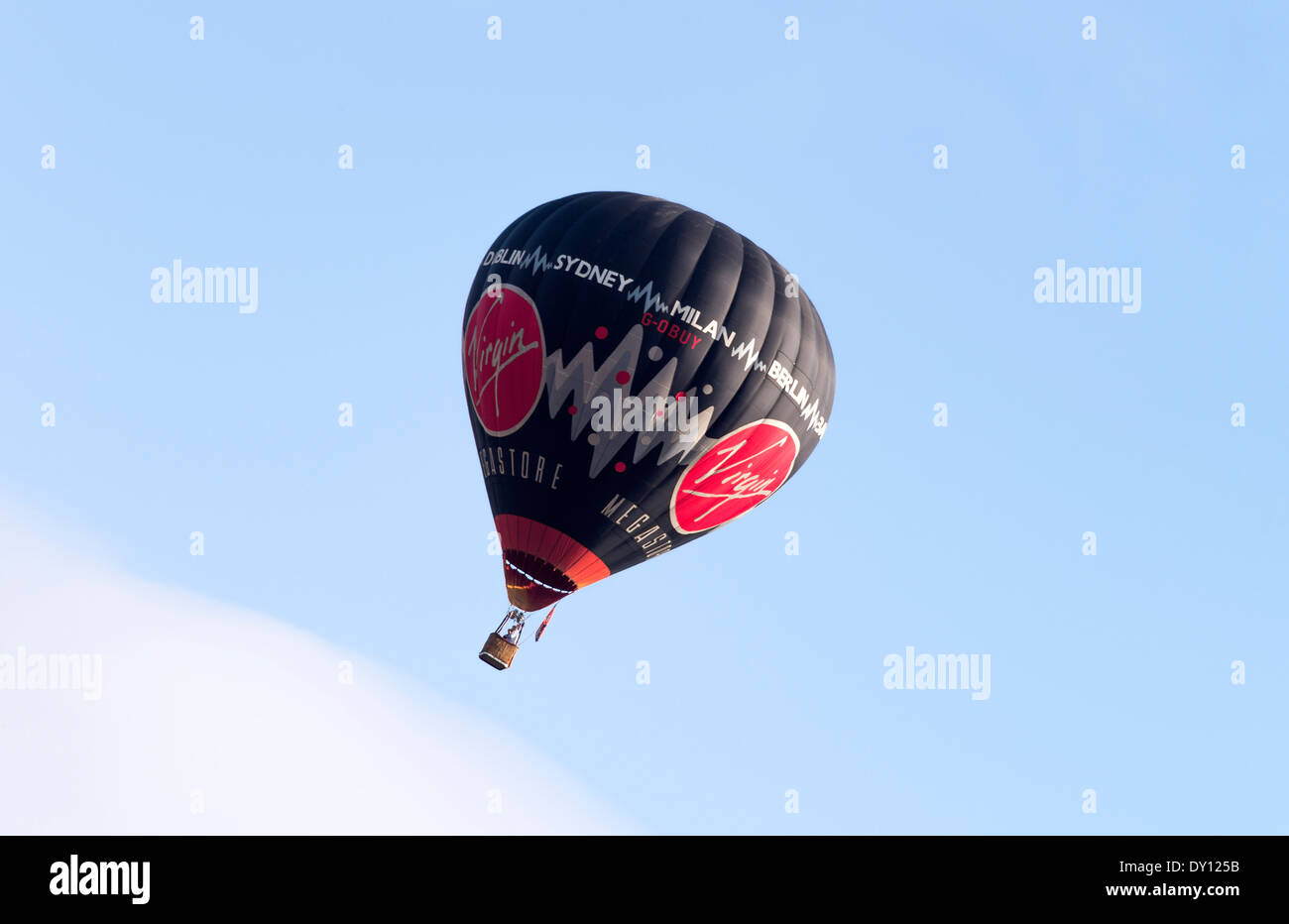 Virgin Megastore in mongolfiera ad aria calda G-OBUY in volo su Alsager Cheshire su una mattina di primavera England Regno Unito Regno Unito Foto Stock