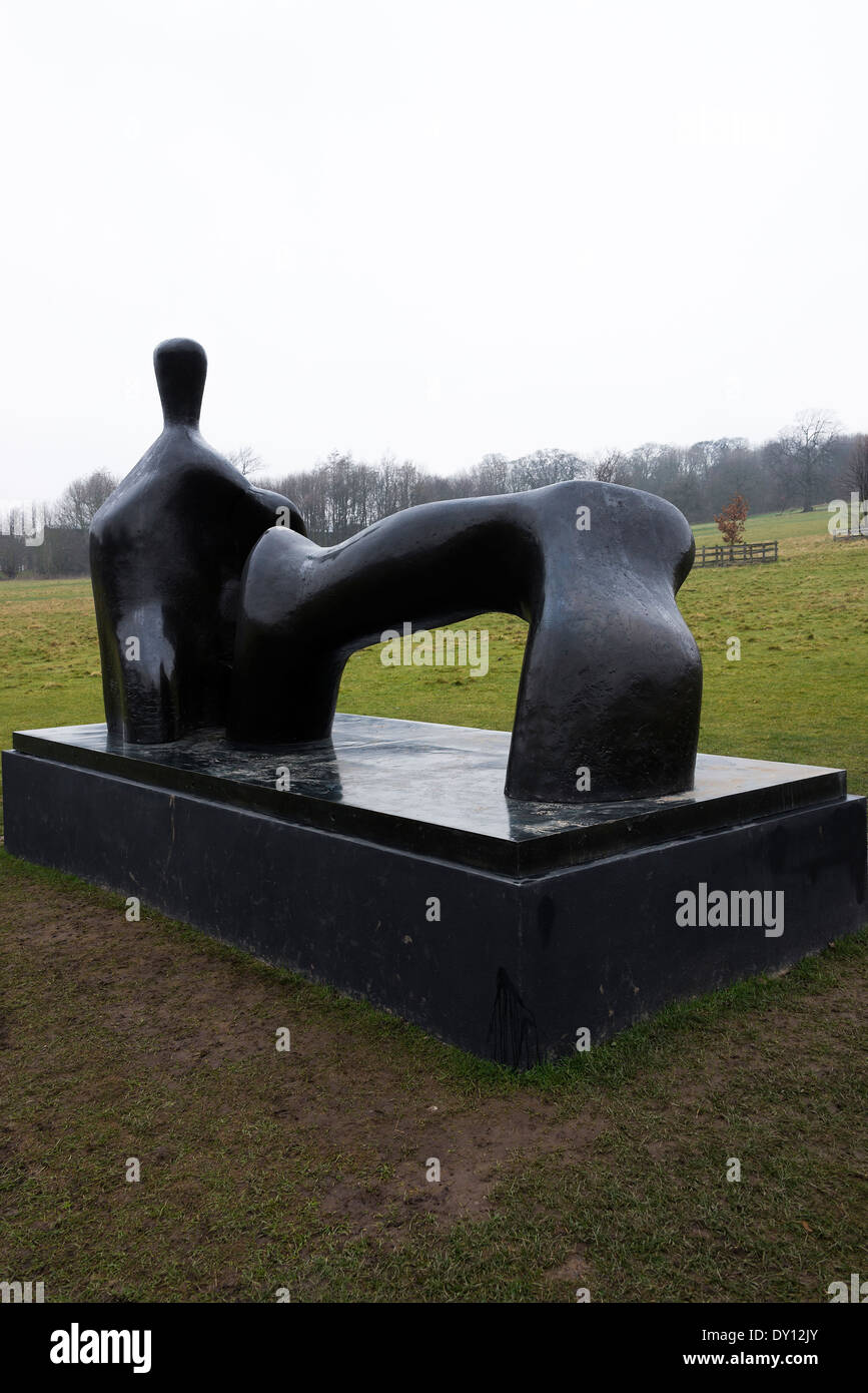 Il Henry Moore scultura in bronzo figura distesa Arch gamba alla Yorkshire Sculpture Park West Bretton Wakefield England Regno Unito Foto Stock