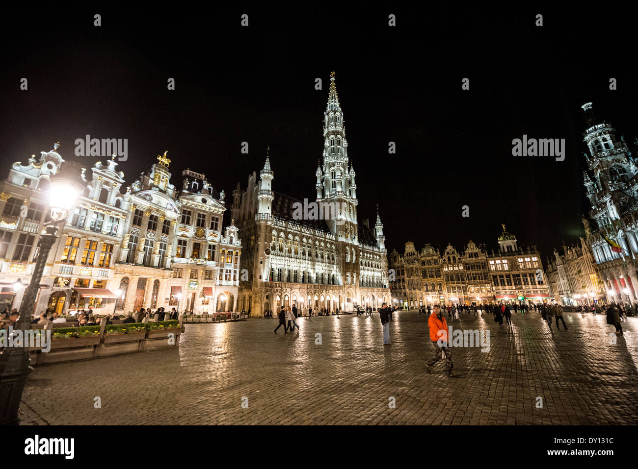 Grand Place illuminata di notte Bruxelles Belgio // BRUXELLES, Belgio - gli edifici storici di Grand Place creano un'incredibile esposizione notturna attraverso un'illuminazione architettonica accuratamente progettata. Le facciate medievali e barocche del sito patrimonio dell'umanità dell'UNESCO si illuminano contro il cielo serale, mettendo in risalto i dettagli architettonici. La piazza illuminata trasforma la principale attrazione turistica di Bruxelles in uno spettacolo teatrale notturno. Foto Stock