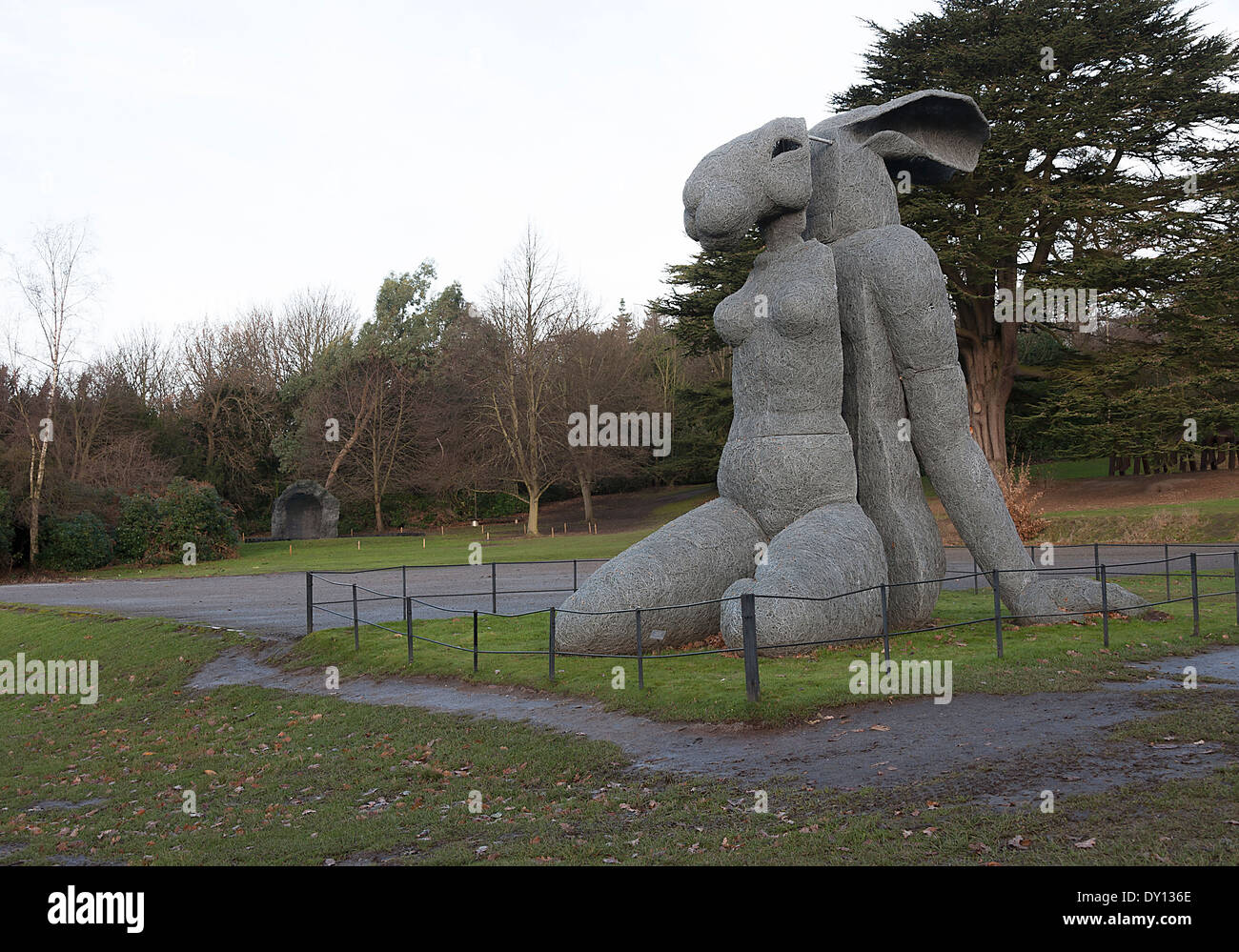 La scultura della Madonna seduta lepre a Yorkshire Sculpture Park West Bretton Wakefield England Regno Unito Regno Unito Foto Stock