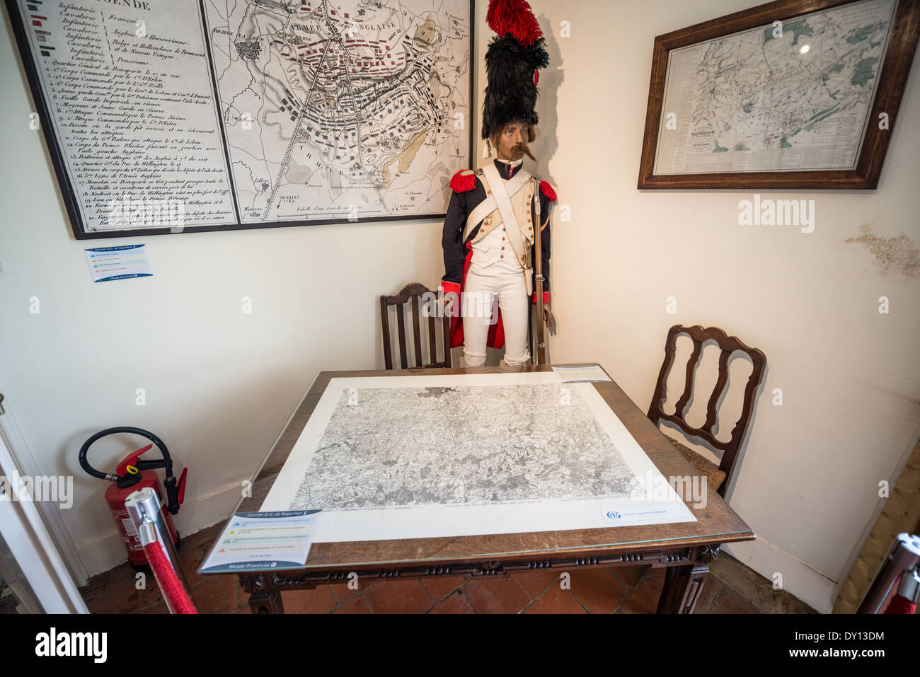 Battaglia di Waterloo mappe storiche Ferme du Caillou Waterloo Belgio // WATERLOO, Belgio — mappe storiche della battaglia di Waterloo esposte a Ferme du Caillou, l'ultimo quartier generale di Napoleone prima della battaglia. Queste mappe strategiche, esposte nel museo dove Napoleone trascorse la notte tra il 17 e il 18 giugno 1815, illustrano i piani di battaglia e le posizioni delle truppe. La collezione include piani di battaglia originali studiati da Napoleone e dal suo staff durante i loro preparativi strategici finali. Foto Stock