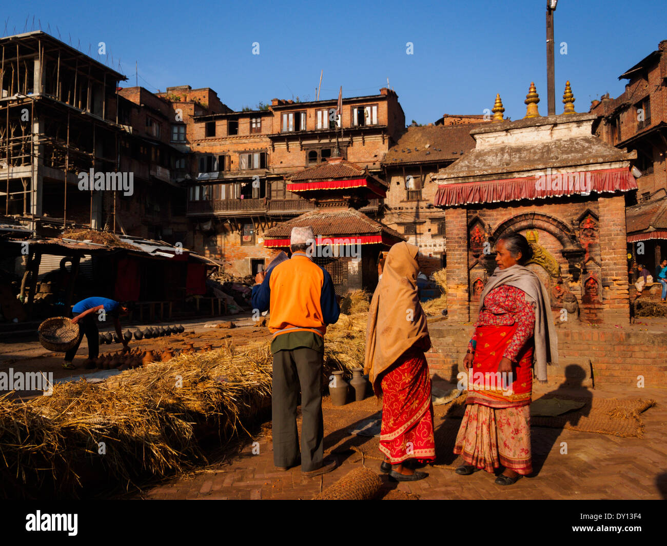 Attività di mattina nella famosa Piazza di ceramiche di Bhaktapur, Nepal Foto Stock