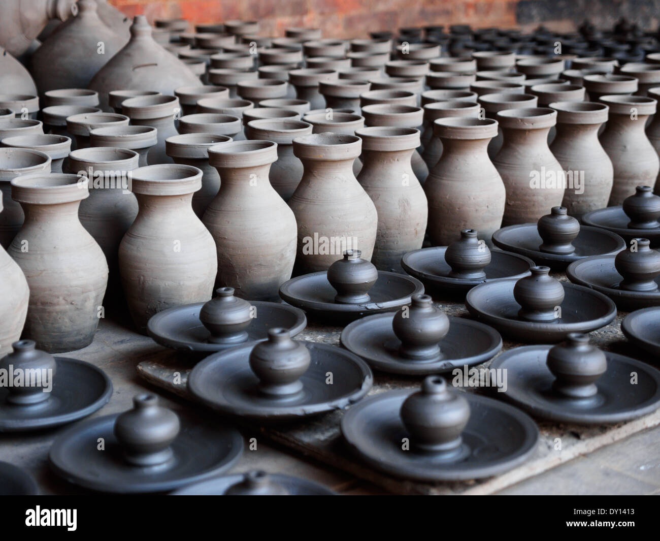 L'argilla fresca pentole essiccazione nella famosa Piazza di ceramiche di Bhaktapur, Nepal Foto Stock