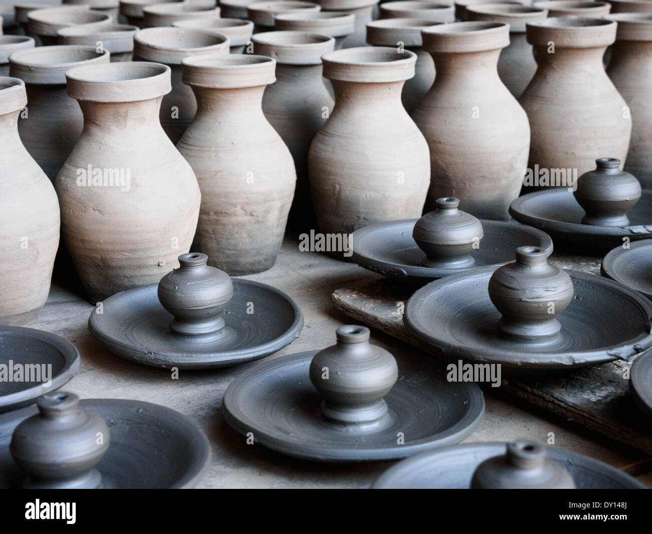 L'argilla fresca pentole essiccazione nella famosa Piazza di ceramiche di  Bhaktapur, Nepal Foto stock - Alamy