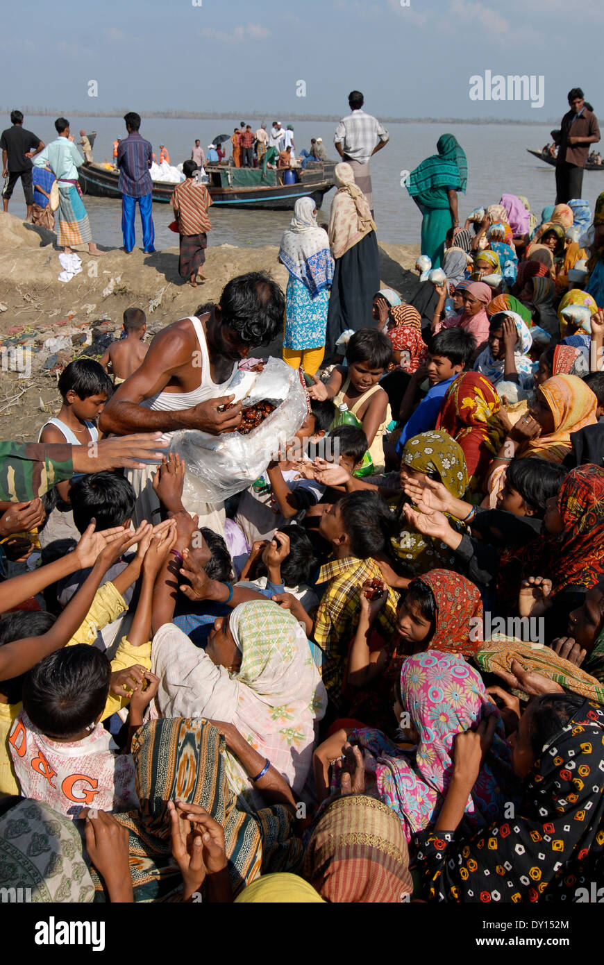 BANGLADESH Distretto Bagerhat , del ciclone Sidr e alta marea distruggono villaggi nel sud khali, fiume Balaswar, la distribuzione di beni di emergenza alle popolazioni interessate in villaggi Foto Stock