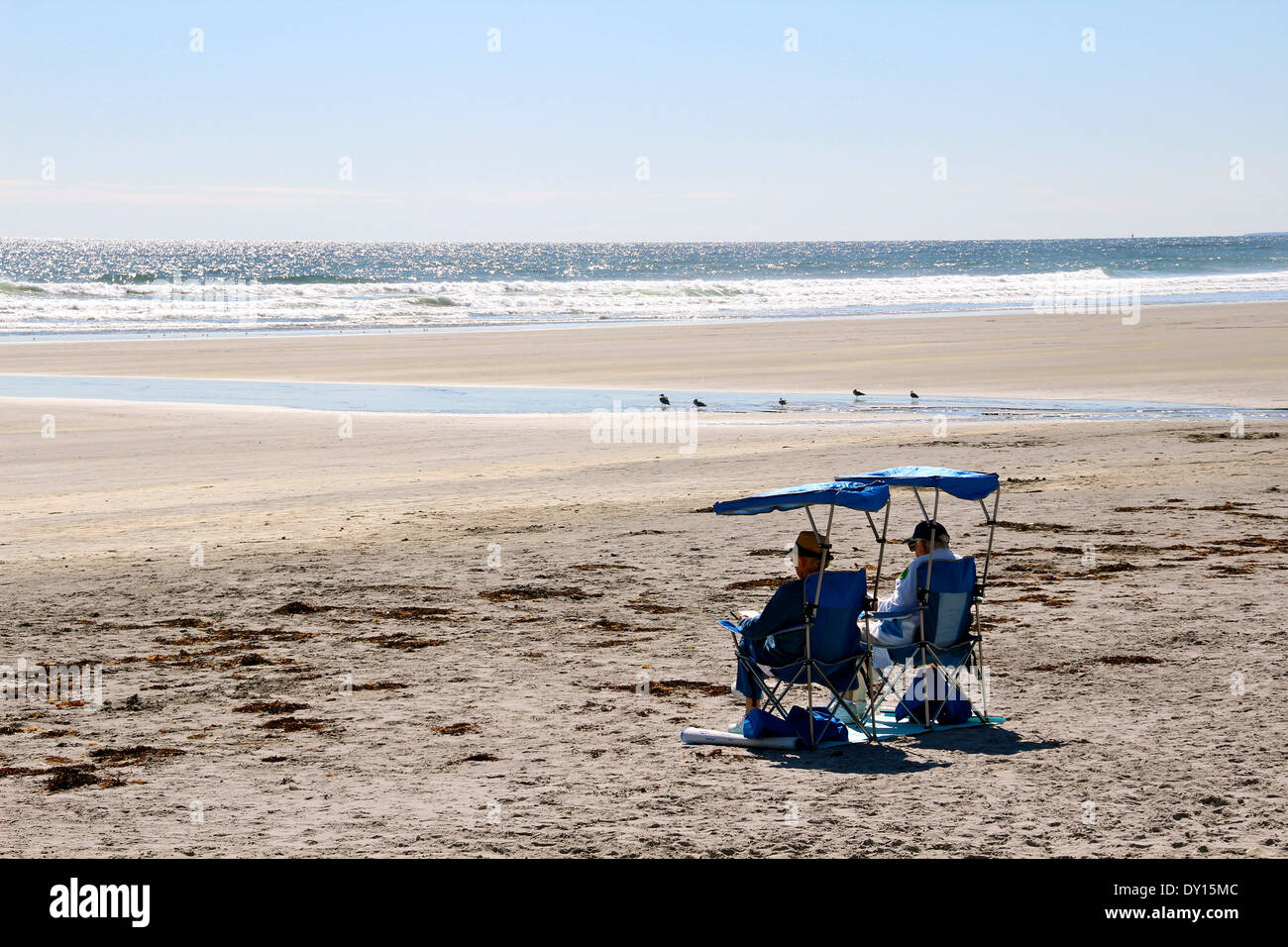Un paio di leggere e prendere il sole sulla spiaggia di York, Maine, Stati Uniti d'America Foto Stock