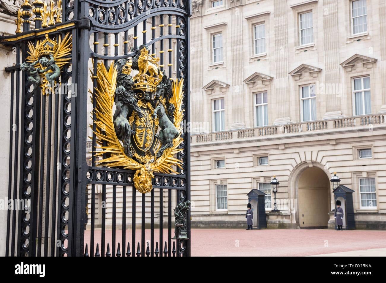 Buckingham Palace porta con Royal Crest, Royal Coat of Arms del Regno Unito, Londra Inghilterra Regno Unito Foto Stock