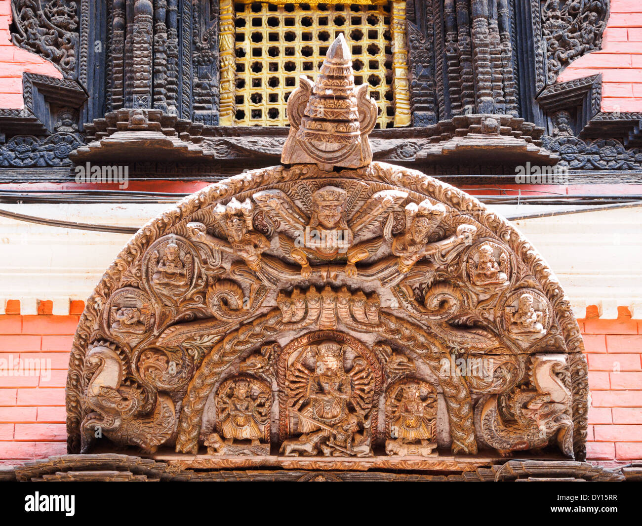 Le sculture sopra un portale in Bhaktapur, Nepal Foto Stock