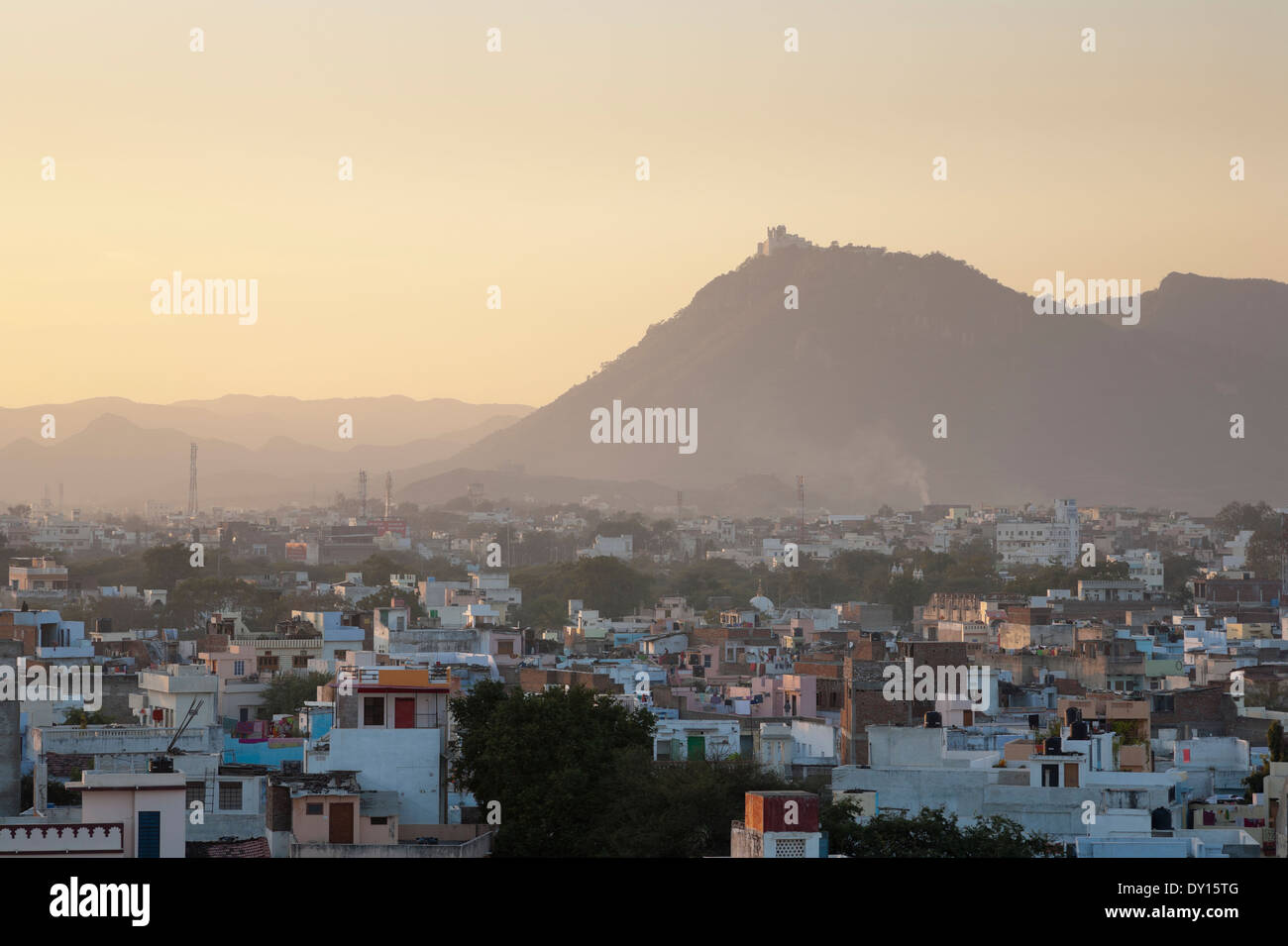 Udaipur, Rajasthan, India. Vista sui tetti della città verso la collina del Monsone Palace, tramonto Foto Stock