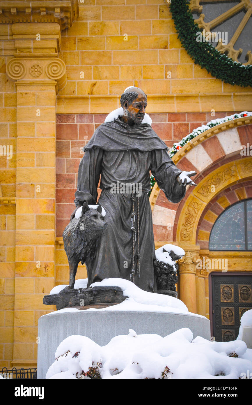 Una coperta di neve statua in bronzo di San Francesco sorge di fronte alla  Cattedrale Basilica di San Francesco di Assisi, Santa Fe NM Foto stock -  Alamy