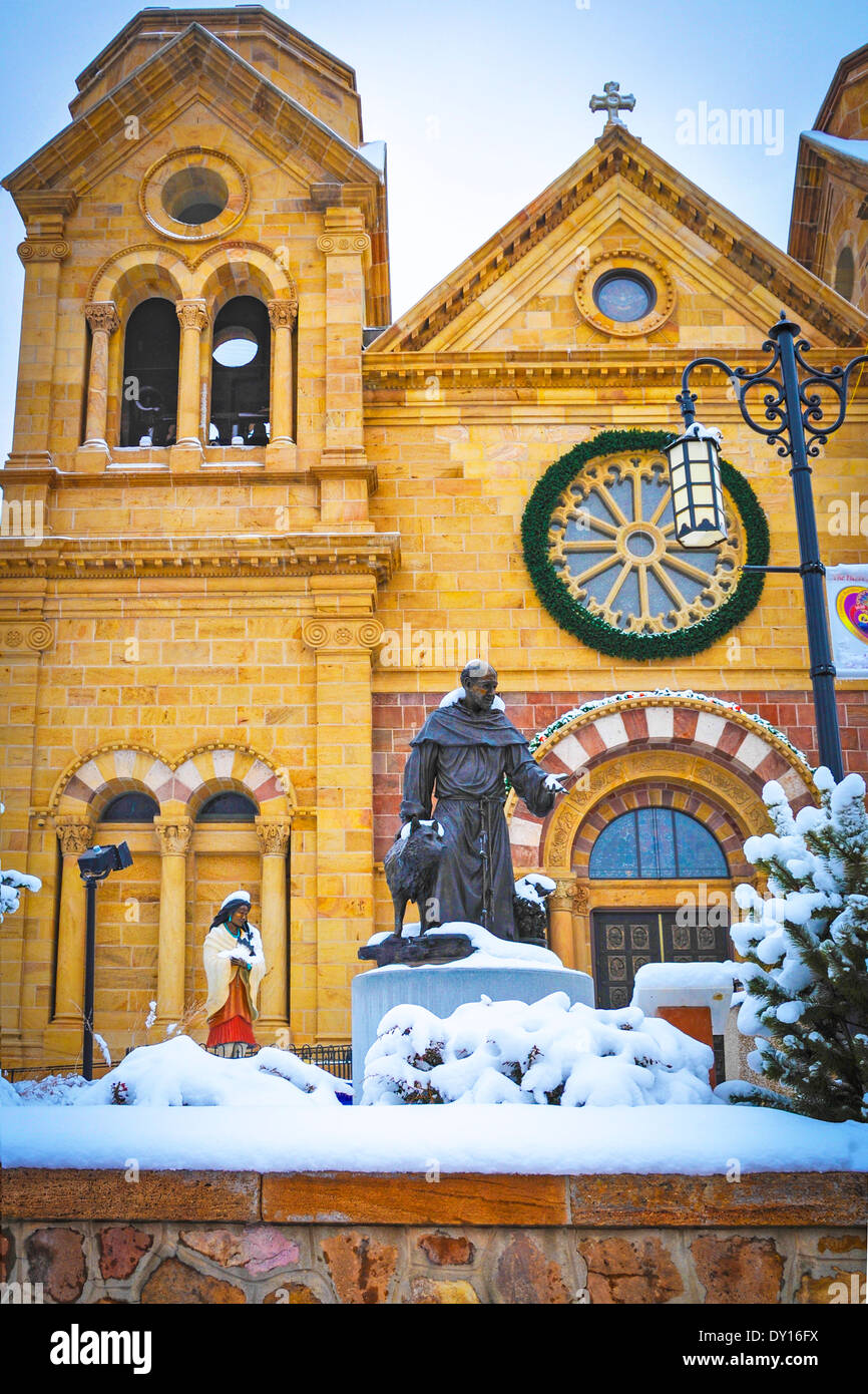 Statua in bronzo di San Francesco di Assisi con il lupo e San Kateri, in inverno nevoso scena sorge di fronte alla Basilica Cattedrale Foto Stock