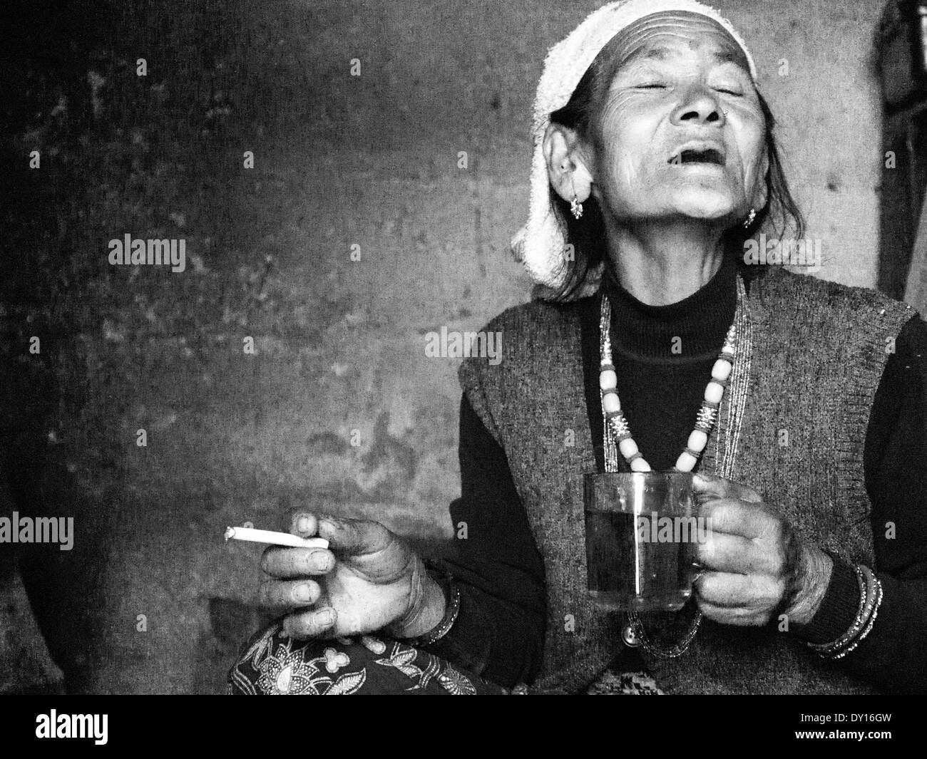 Gurung donna nel villaggio di Dhampus, Nepal Foto Stock