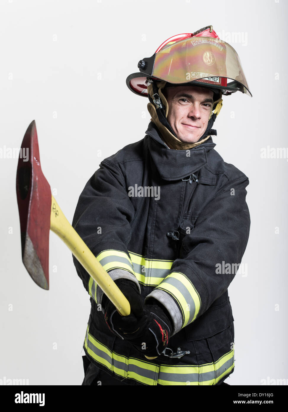 Firefighter maschio in estinzione strutturali uniforme con apparato di respirazione e ax Foto Stock