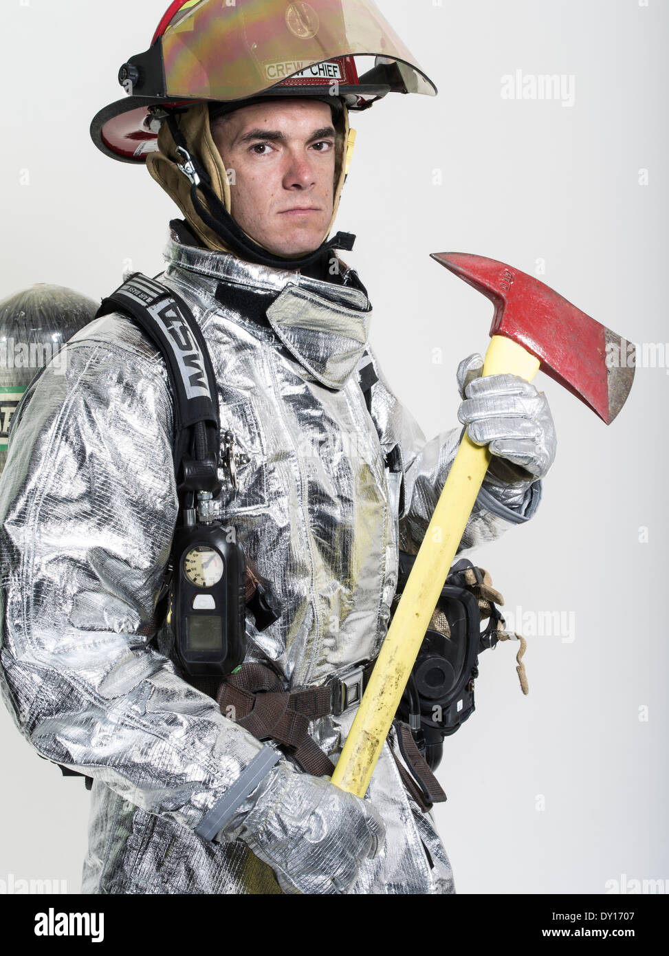 Firefighter maschio ad alta temperatura del combustibile per aviazione uniforme di estinzione con apparecchi di respirazione e ax Foto Stock