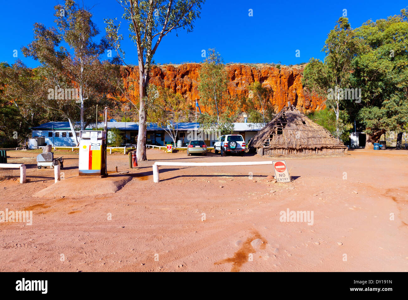 Glen Helen Gorge outback australiano di paesaggi di Territorio del Nord Australia centrale arido isolate formazioni rocciose reso Foto Stock