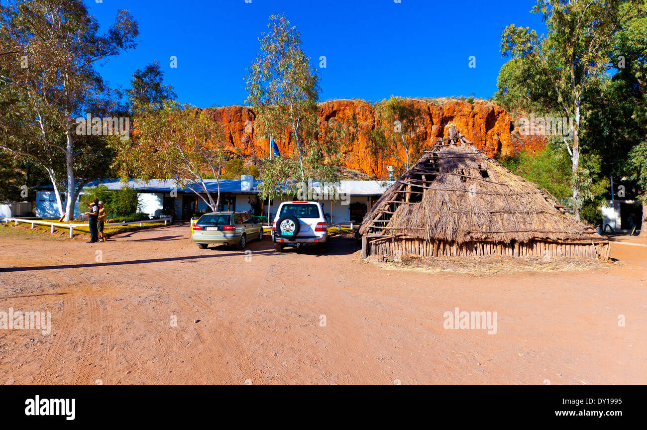 Glen Helen Gorge outback australiano di paesaggi di Territorio del Nord Australia centrale arido isolate formazioni di roccia Foto Stock