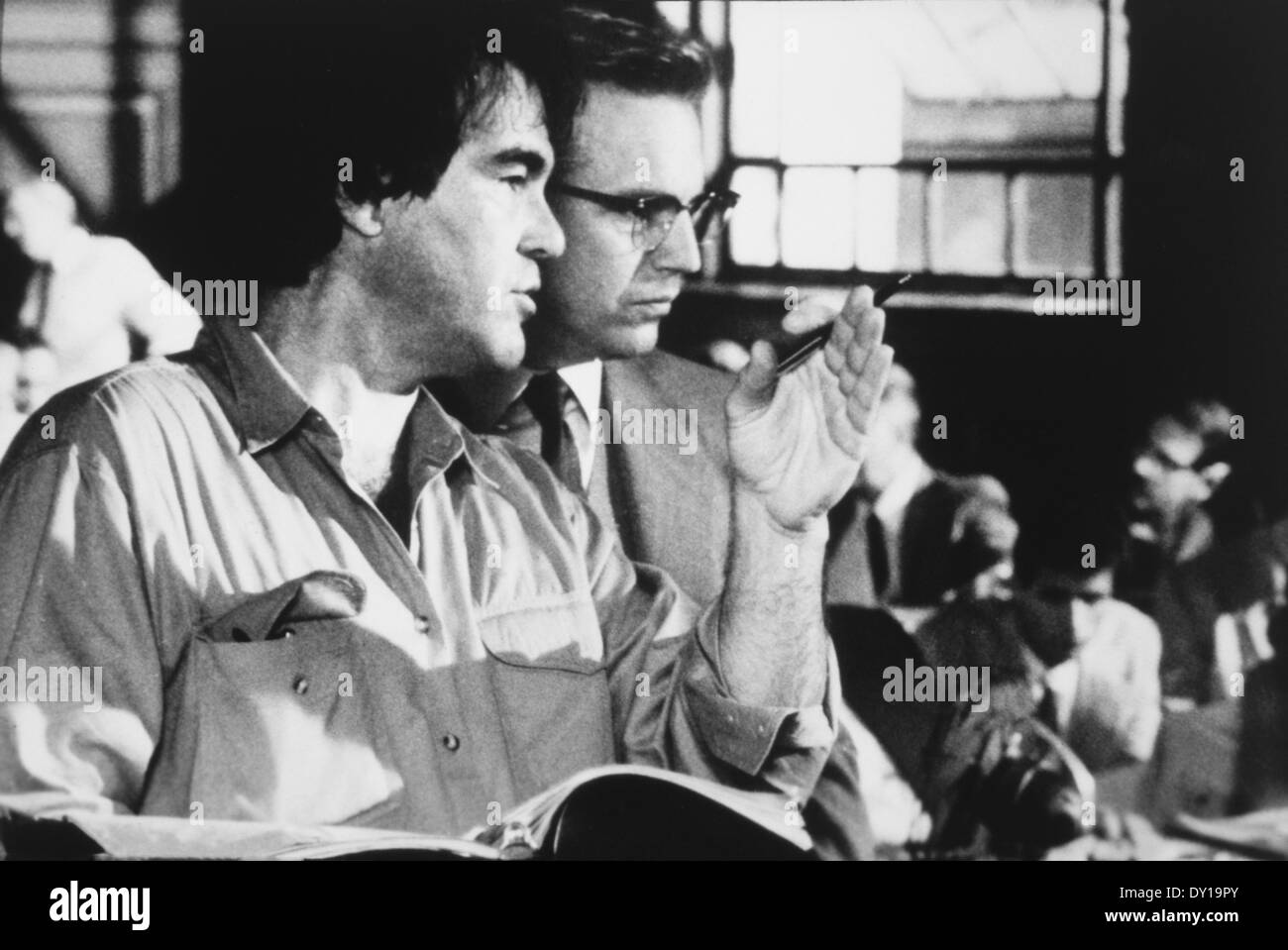 Oliver Stone e Kevin Costner, sul set del film "JFK", 1991 Foto Stock