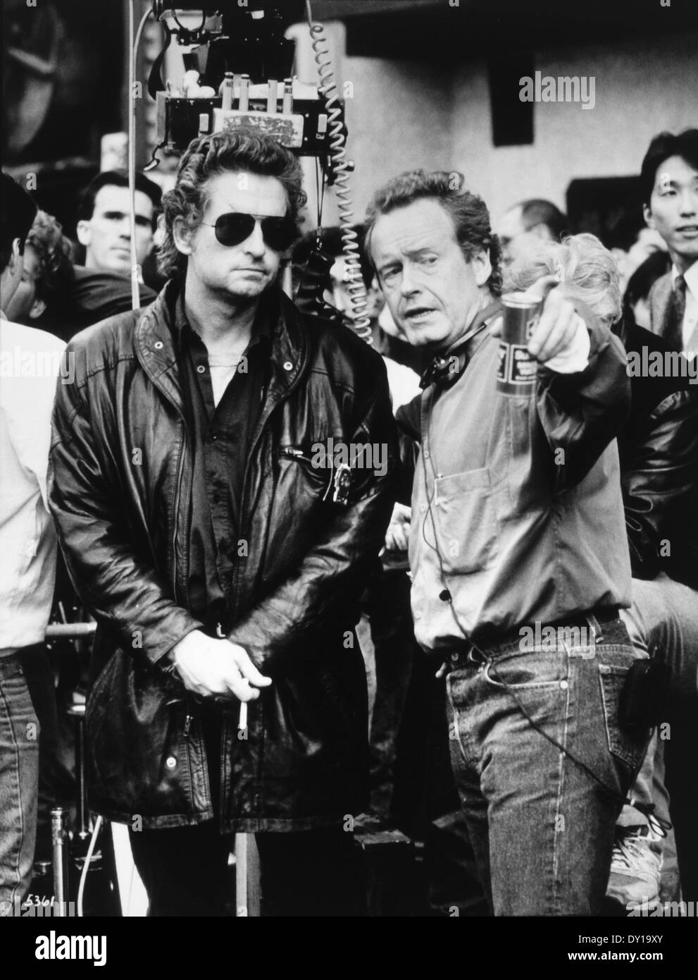 Ridley Scott dirigere Michael Douglas, sul set del film "pioggia nera', 1989 Foto Stock