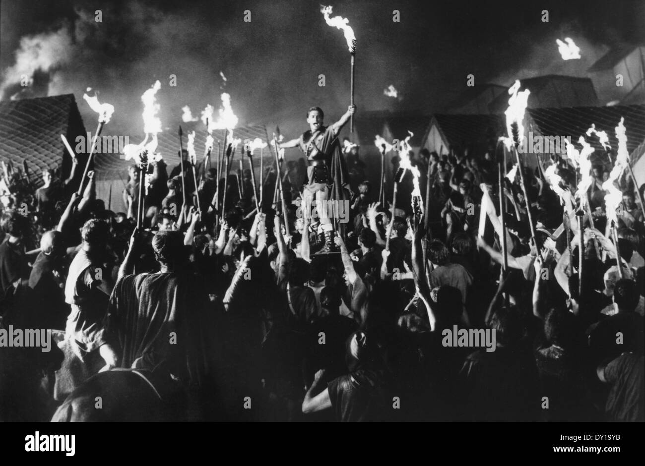 Kirk Douglas e la folla di notte, sul set del film, 'Spartacus', 1960 Foto Stock