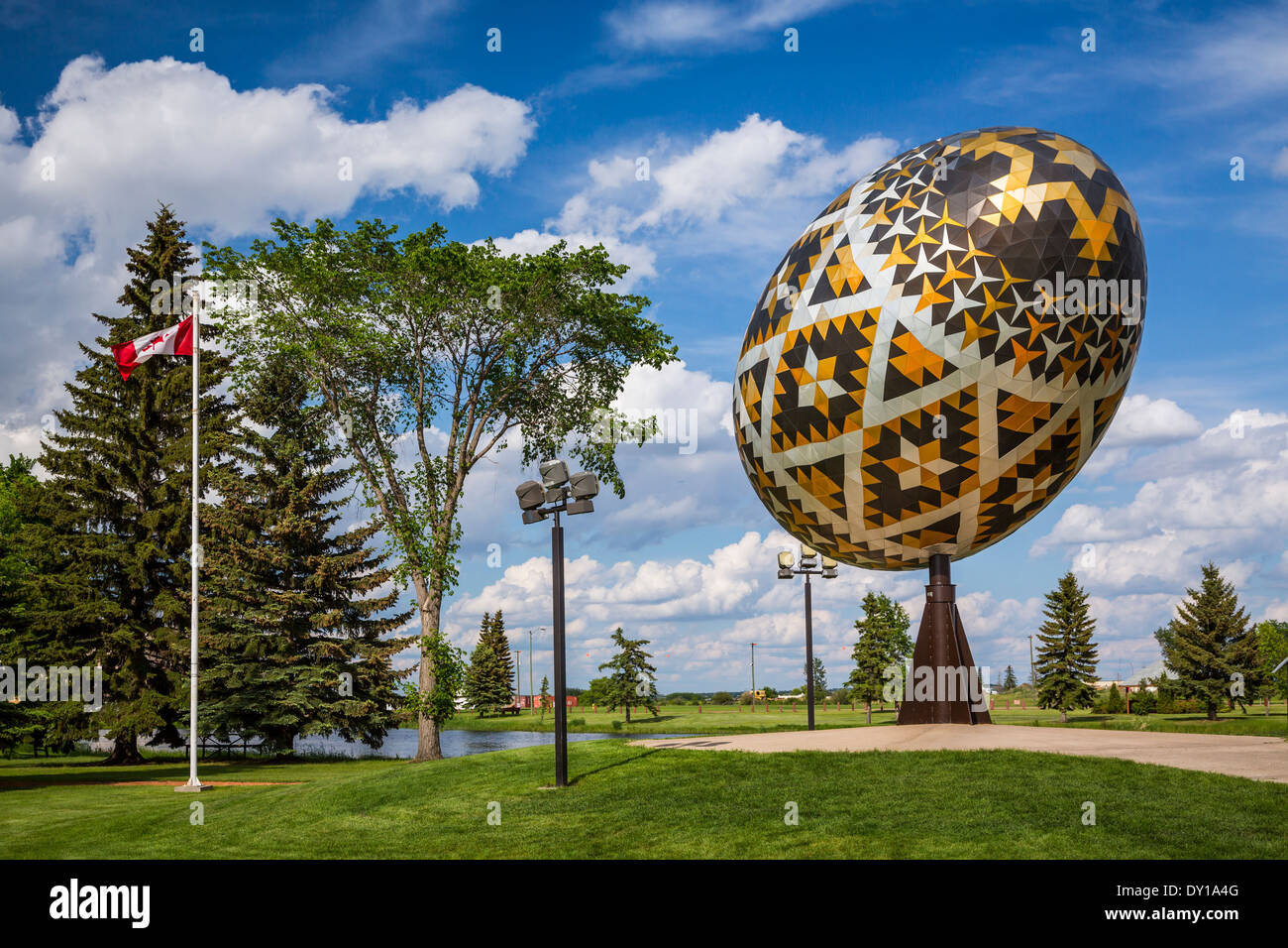 L'uovo grande è una gigantesca scultura di un pysanka, Ucraina-stile di uova di Pasqua in Vegreville, Alberta, Canada. Foto Stock