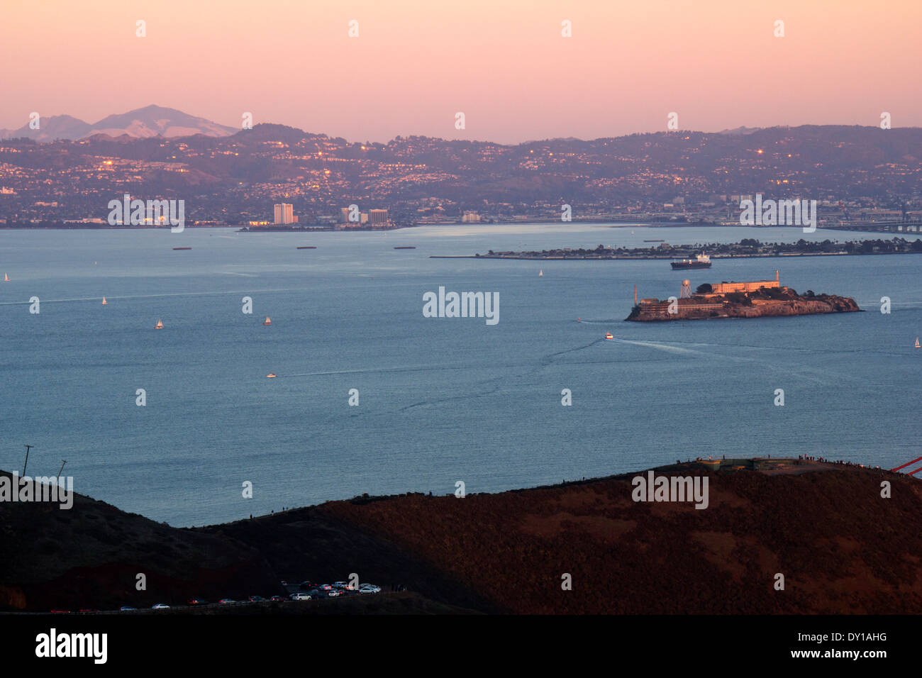 Vista di Berkeley Hills e Emeryville da Promontori Marin con Alcatraz prigione di stato sulla destra, Bay Area, California, Stati Uniti d'America Foto Stock