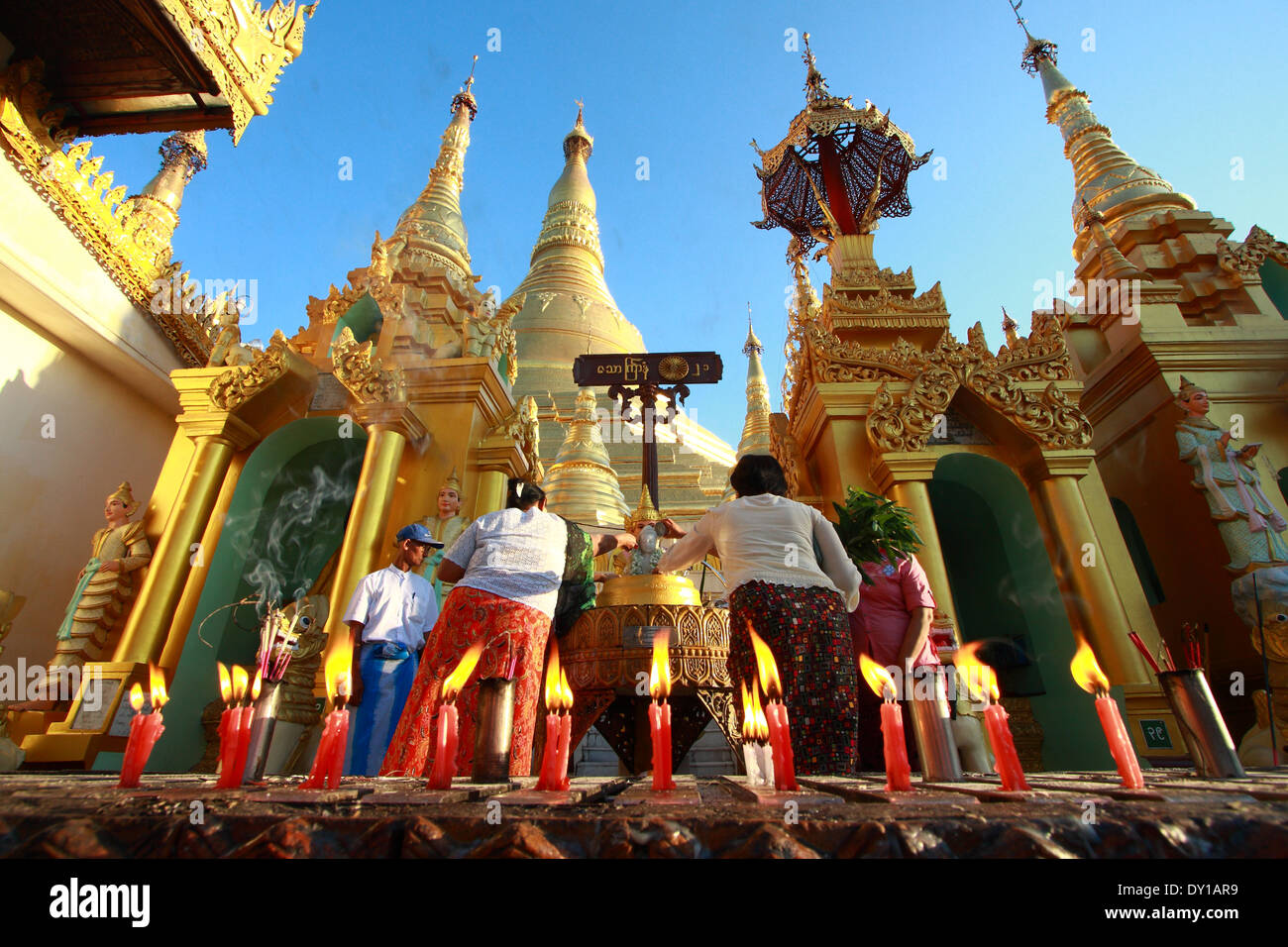 Unidentified popolo birmano versando acqua sulla testa del Buddha a golden Shwedagon Paya Foto Stock
