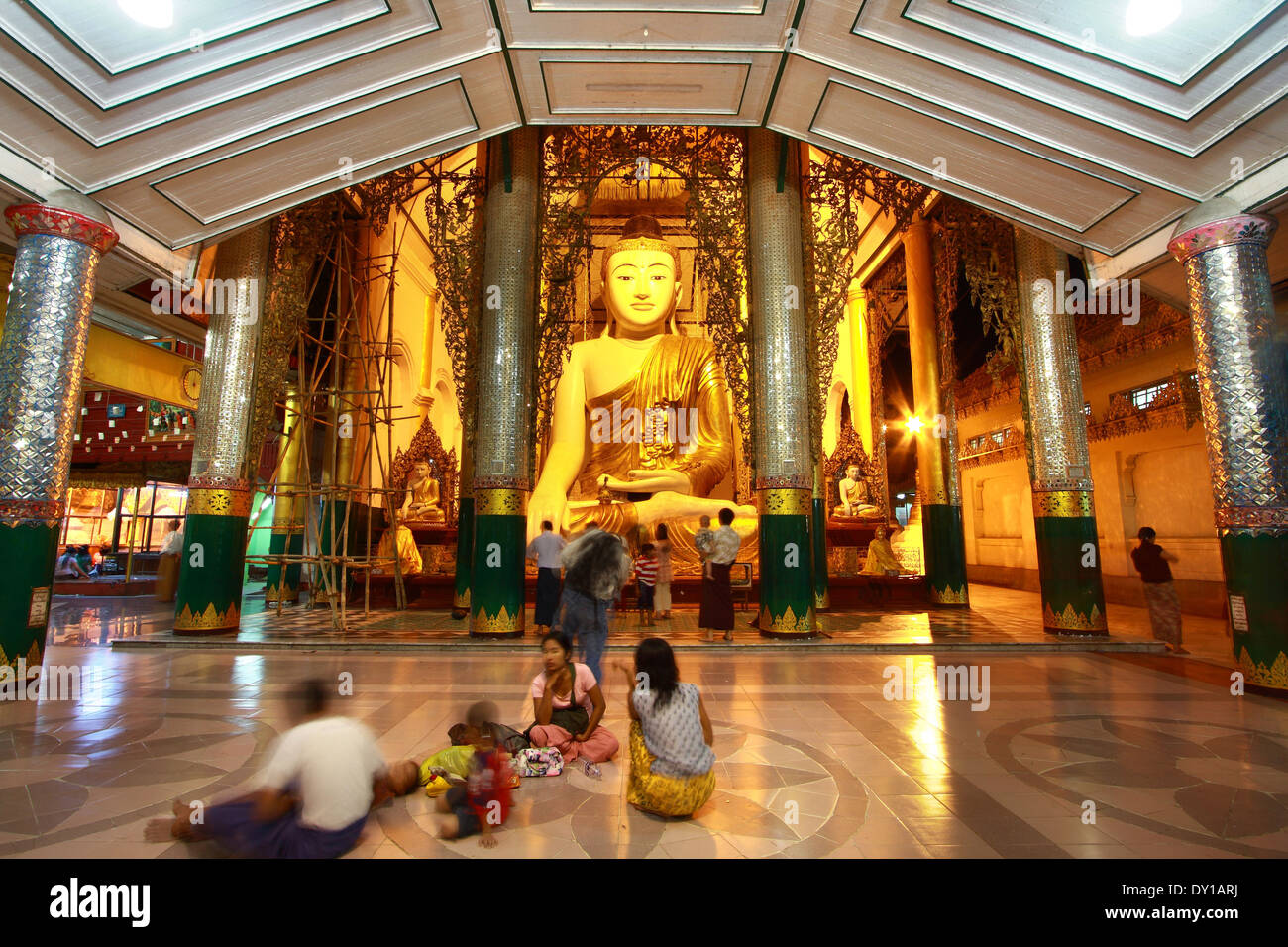 Unidentified popolo birmano seduti di fronte l'immagine del Grande Buddha a Shwedagon Pagada Foto Stock