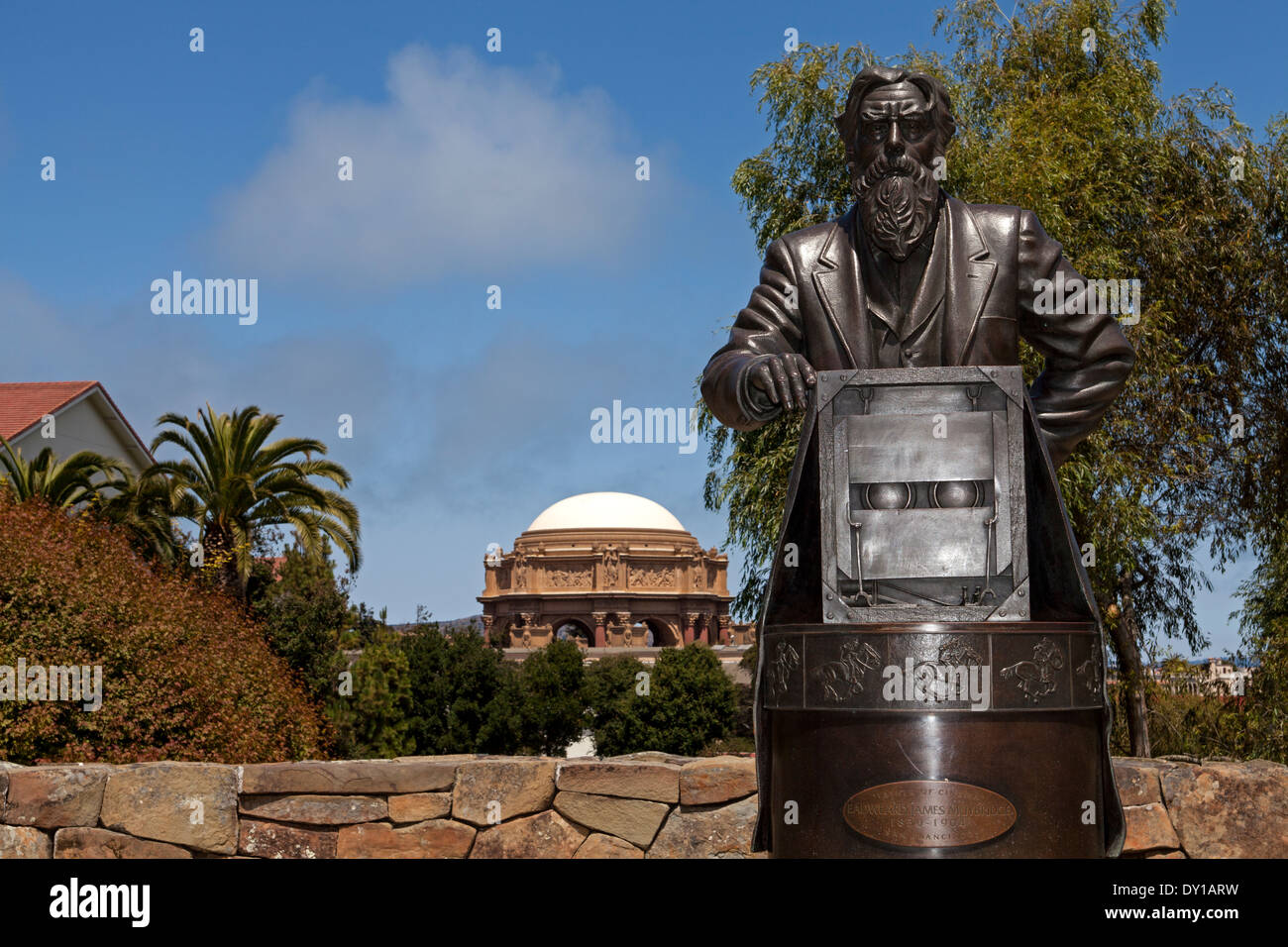 Statua di James Eadweard Muybridge al film di Lucas Digital Art Center di San Francisco, California, Stati Uniti d'America Foto Stock