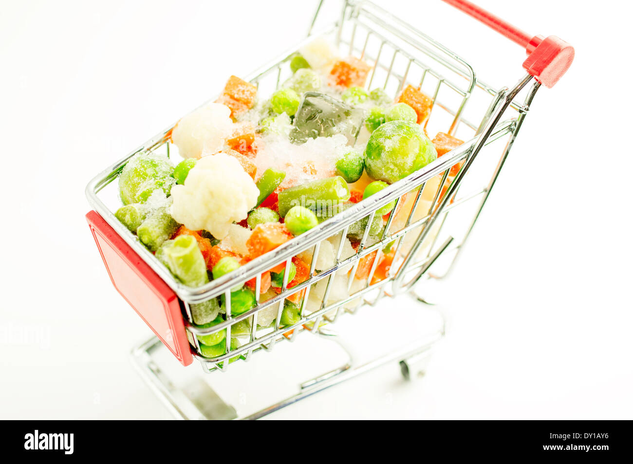 Miscela di verdure surgelate, carote, piselli, broccoli, fagiolini, cavolini di Bruxelles e cavolfiori sono carrelli di shopping Foto Stock