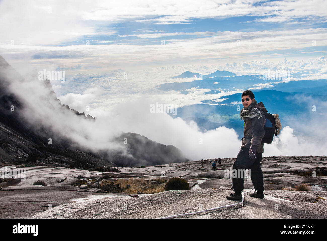 I turisti escursione verso il basso Mount Kinabalu il 16 febbraio 2012 in Kota Kinabalu,Malesia. Mount Kinabalu Foto Stock