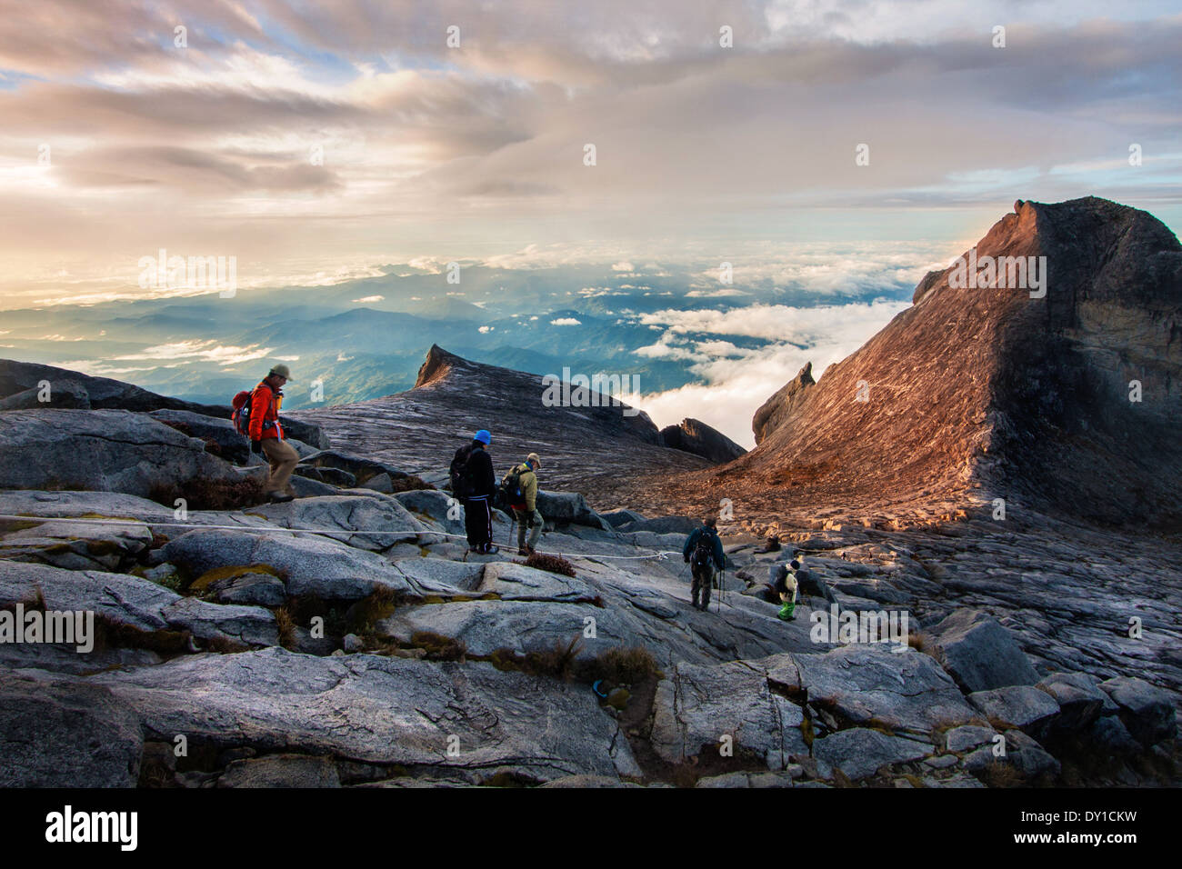 I turisti escursione verso il basso Mount Kinabalu il 16 febbraio 2012 in Kota Kinabalu,Malesia. Foto Stock