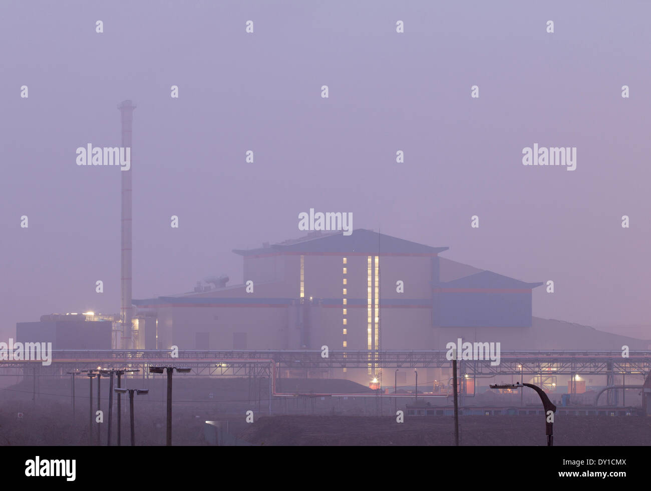 Billingham, Regno Unito. 3 apr, 2014. Un Haze di bassa nube su energia da inceneritore di rifiuti nei pressi di Billingham, a nord-est dell' Inghilterra. La scadente qualità dell'aria, una combinazione di industriali e di inquinamento automobilistico e la polvere del Sahara, è la creazione di un haze in gran parte dell'Inghilterra. Credito: ALANDAWSONPHOTOGRAPHY/Alamy Live News Foto Stock Billingham, Regno Unito. 3 apr, 2014. Un Haze di bassa nube su energia da inceneritore di rifiuti nei pressi di Billingham, a nord-est dell' Inghilterra. La scadente qualità dell'aria, una combinazione di industriali e di inquinamento automobilistico e la polvere del Sahara, è la creazione di un haze in gran parte dell'Inghilterra. Credito: ALANDAWSONPHOTOGRAPHY/Alamy Live News Foto Stock
