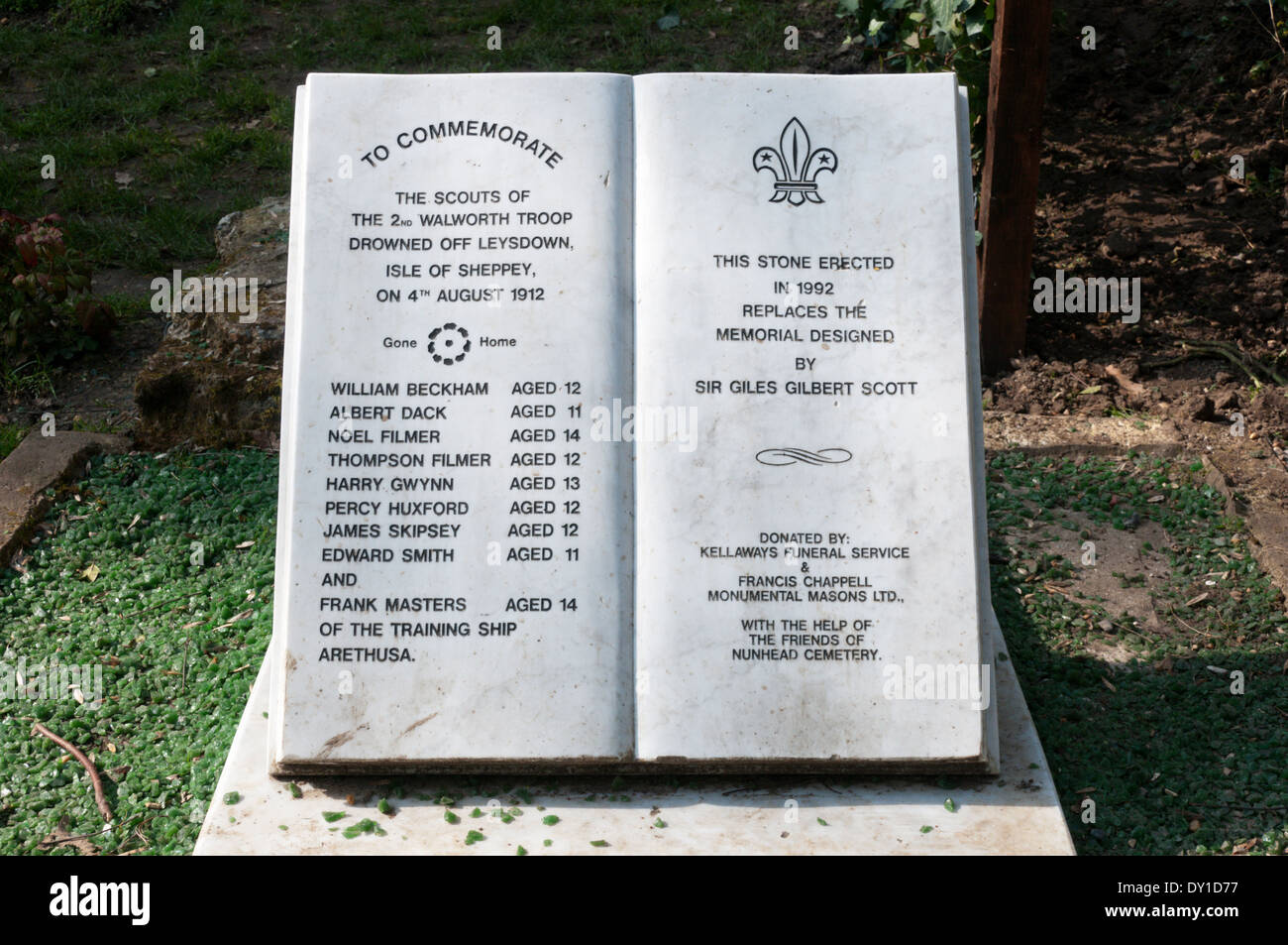 Un monumento nel cimitero di Nunhead a un gruppo di boy scout ucciso nella tragedia Leysdown. Vedere la descrizione per i dettagli. Foto Stock
