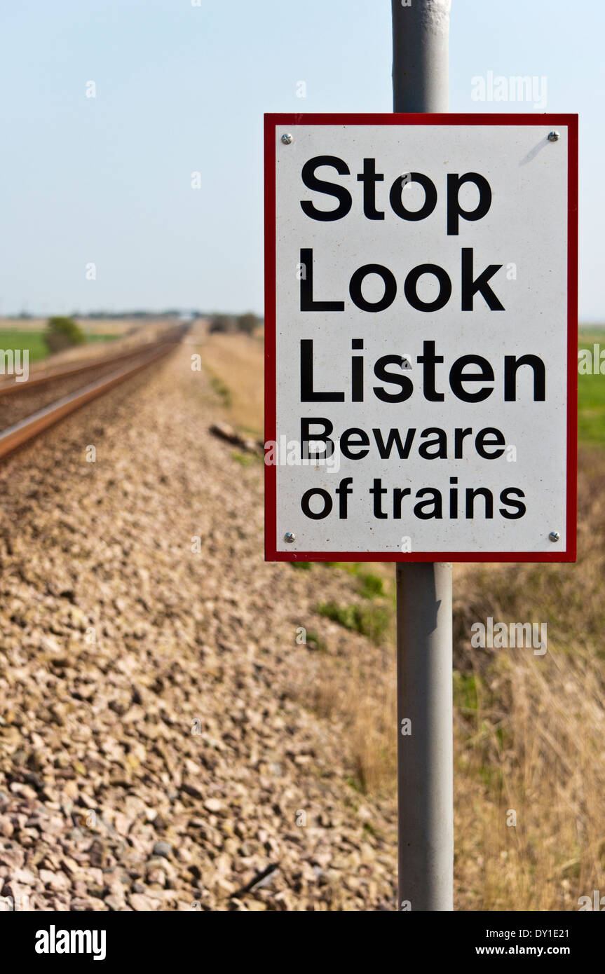 Attenzione dei treni stop guardare ascoltare attenzione al passaggio a livello rurale linea ferroviaria Foto Stock
