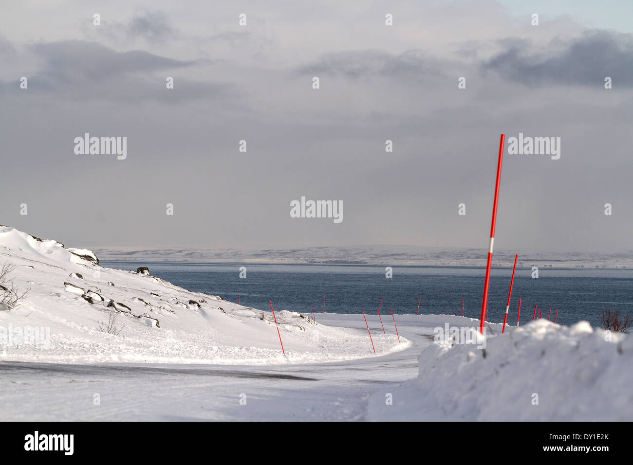 La curvatura strada innevata presso la costa del Mare di Barents Foto Stock