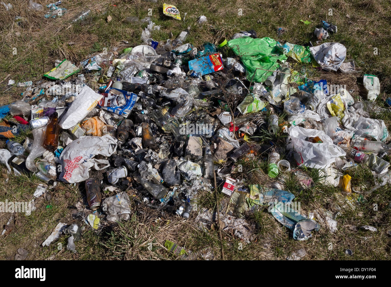 VILNIUS, Lituania - 29 Marzo: heap dump di garbage nella foresta di primavera in città parco pubblico Foto Stock