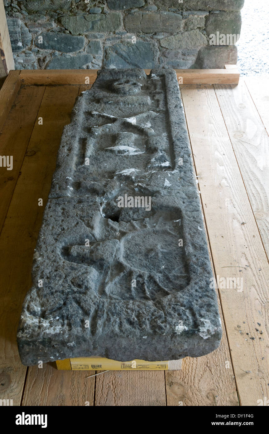 Lastra di grave all'interno della cappella di Ui o occhio, San Colombano è la Chiesa, Aiginish, vicino a Stornoway, Lewis, Western Isles, Scotland, Regno Unito Foto Stock