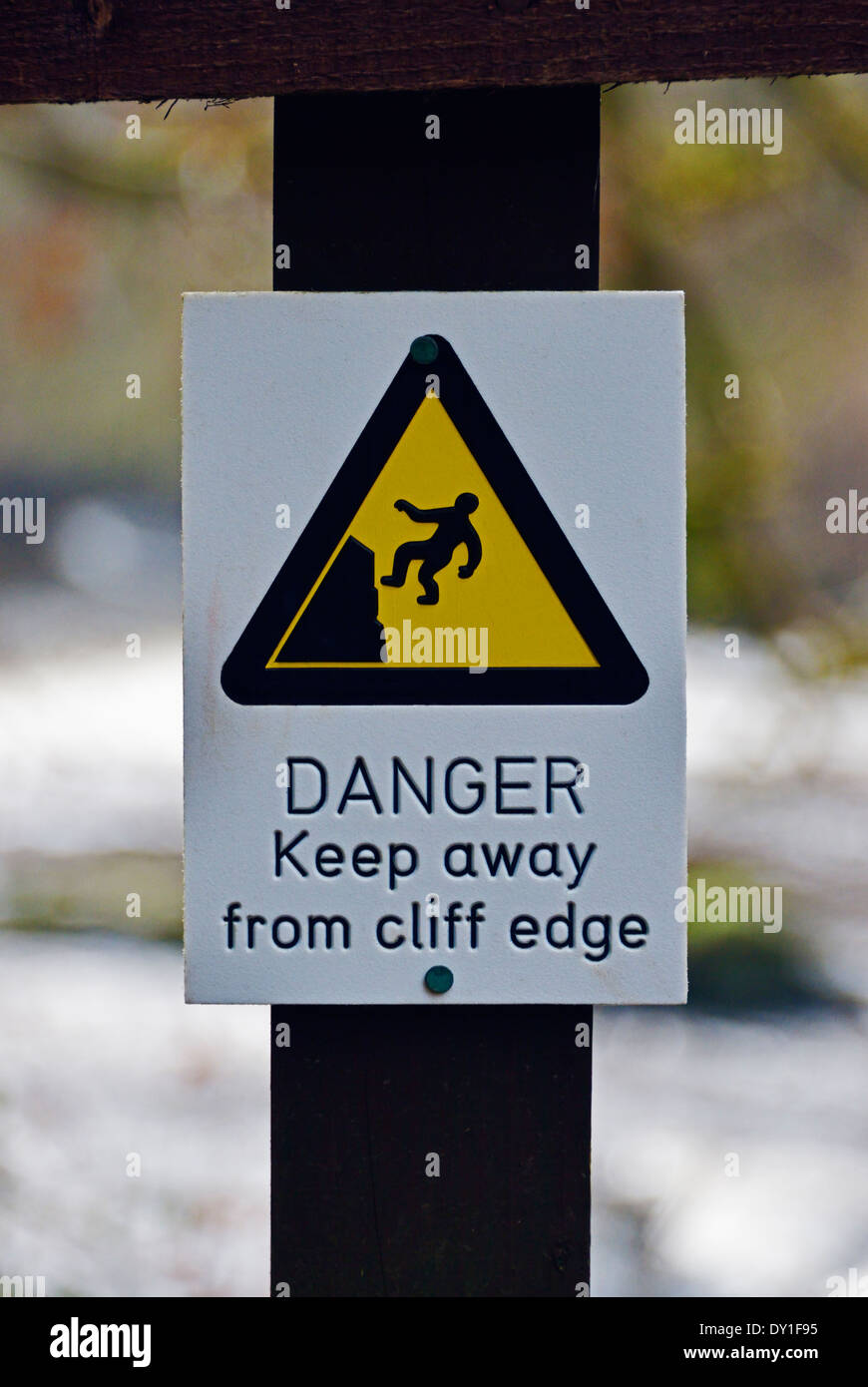 'Drabbia tenere lontano dal bordo scogliera", segno di avvertimento. Clyde Valley Woodlands Riserva Naturale Nazionale, cade di Clyde, Lanarkshire. Foto Stock