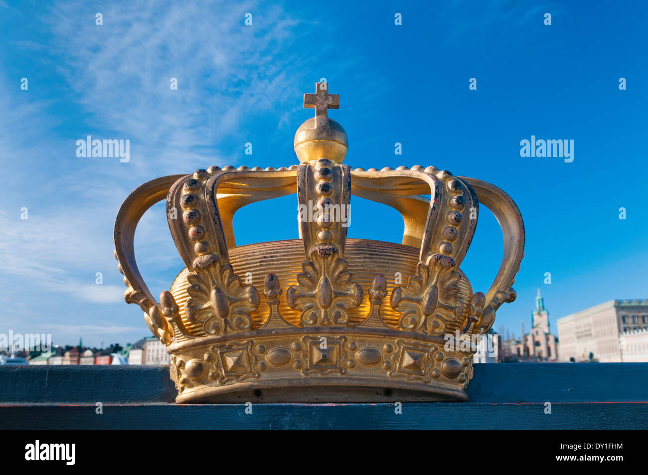 Porto di Stoccolma corona sul ponte. Gamla Stan in background. Svezia Foto Stock