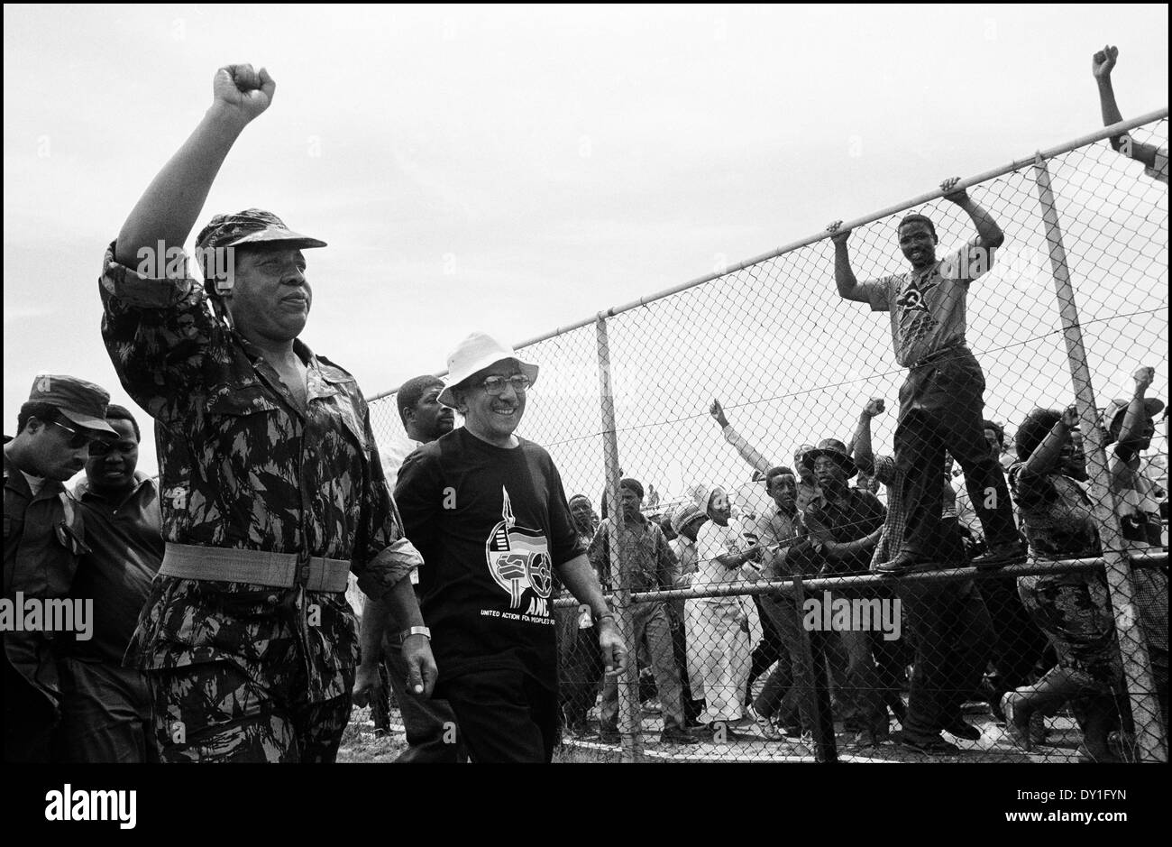 (Da sinistra a destra)Tony Yengeni,Lizo Ngqungwana,Chris Hani e Kader Asmal in un rally che segna il trentesimo anniversario della Foto Stock