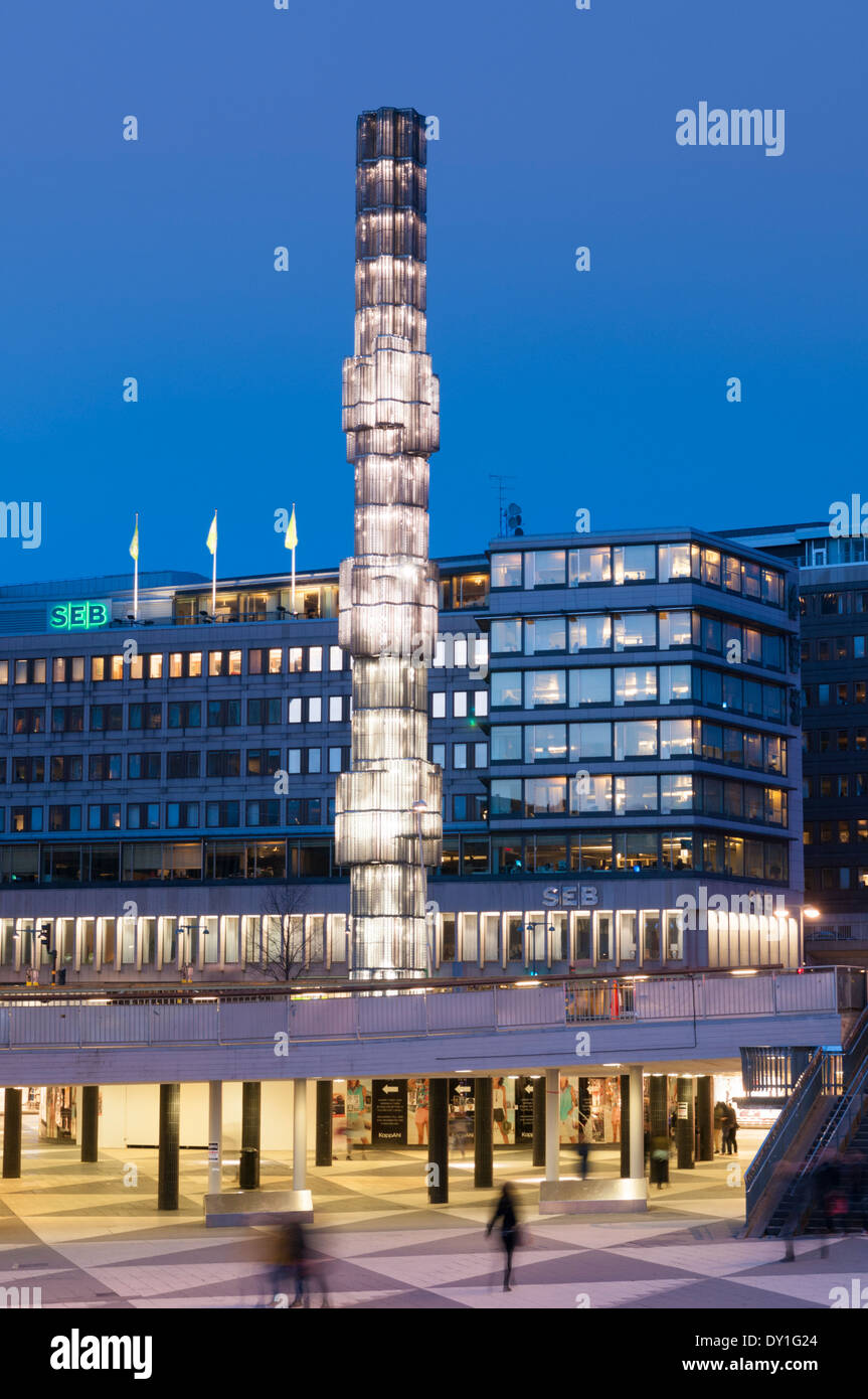 Sergels Torg con Kristall obelisco Stoccolma Svezia Foto Stock